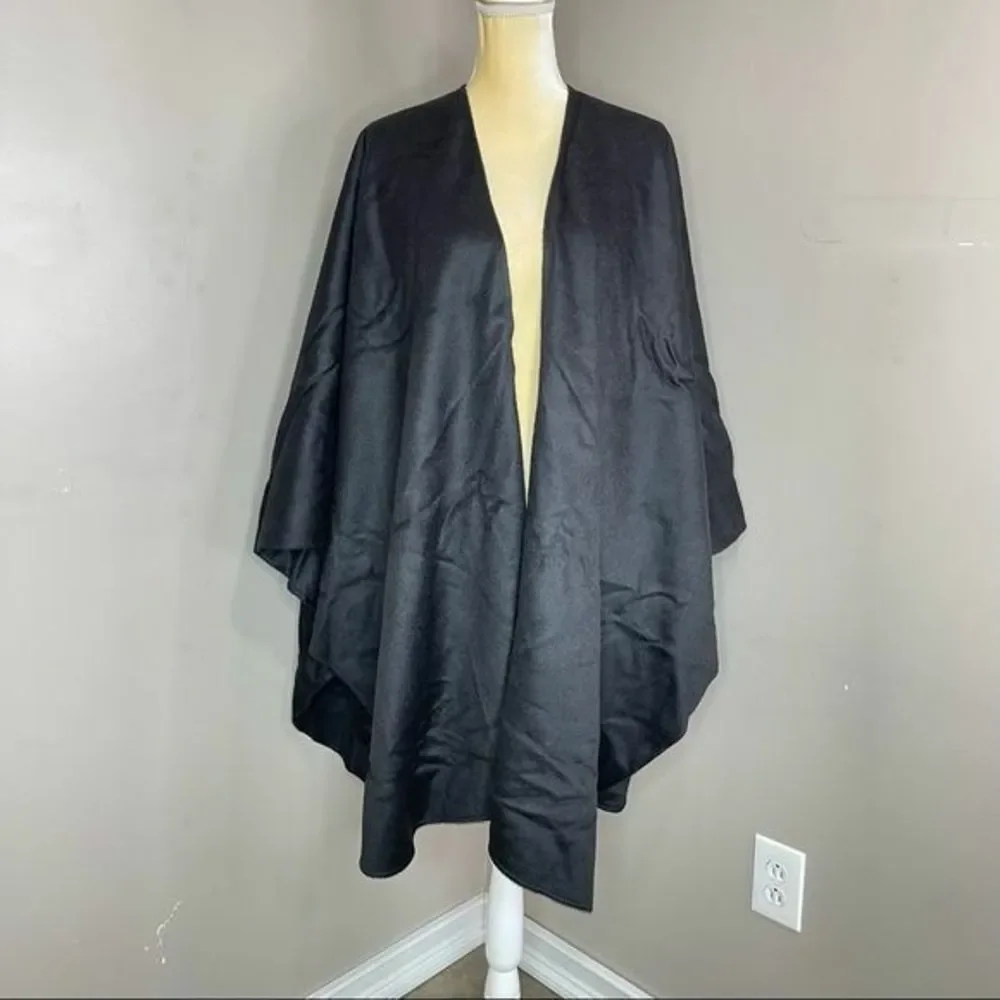 Tom Gutie Baby Alpaca Round Edge Cape Black